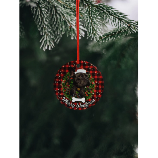 "Merry Woofmas!" keramická čierna ozdoba na vianočný stromček s francúzskym buldočkom v darčekovej krabičke